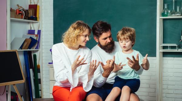 Tata sau mama? Cine transmite inteligența copilului?