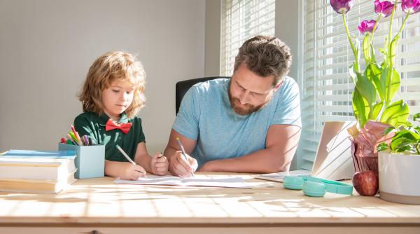 Iată cum să ajuți (cu adevărat) copilul cu temele! Sugestii practice pe care le poți aplica imediat!