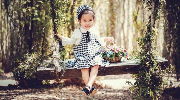 Copii născuți în luna mai: Curiozitatea și personalitatea celor născuți în această lună