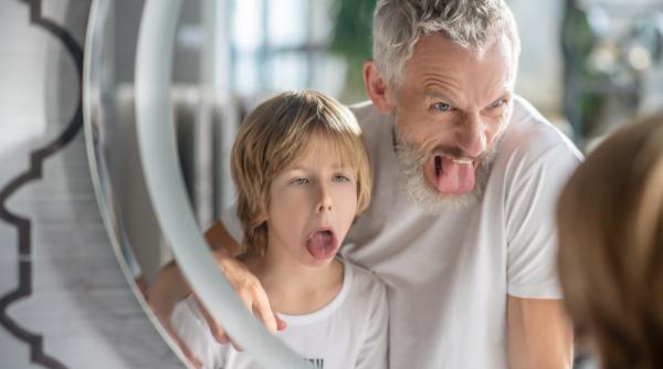 Iată 3 comportamente tipice ale părintelui narcisist, conform experților