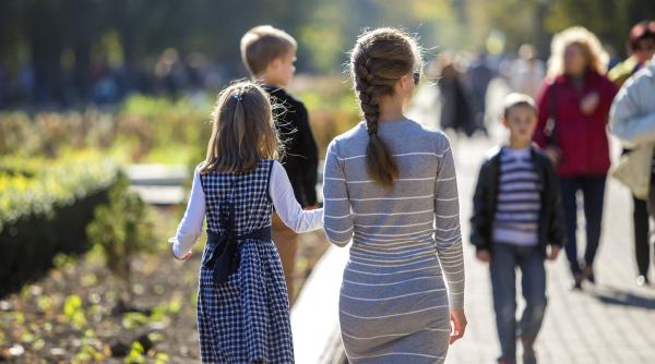 Punctele „moarte” pentru această generație de părinți. Supravegherea excesivă, supraprogramarea sau prea multă „ținere” de mână, doar câteva dintre ele