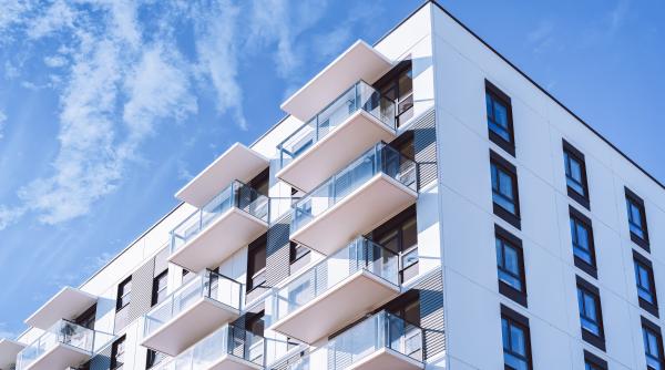 Un tată român s-a baricadat în casă cu gemenii de 4 luni, după ce a alungat-o pe mama copiilor. Femeia a cerut imediat ajutor