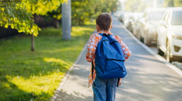 Jaf neobișnuit! Un copil de 11 ani, furt de mii de euro, în plină zi, de la casa unui supermarket