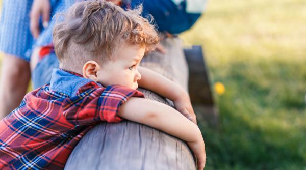 NU vrei sau NU oferi îmbrățișări? Această reticență are rădăcini în copilărie! 