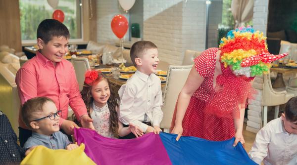 S-au dus vremurile în care aniversările copiilor se făceau acasă. Cât costă să serbezi într-o arenă de jocuri sau loc de joacă: „Totul e triplu la preț!”