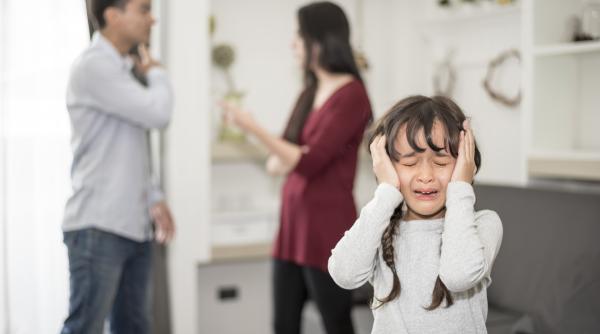 Ruperea relației dintre copil și un părinte este, de astăzi, violență psihologică! Înstrăinarea părintească va avea consecințe semnificative 