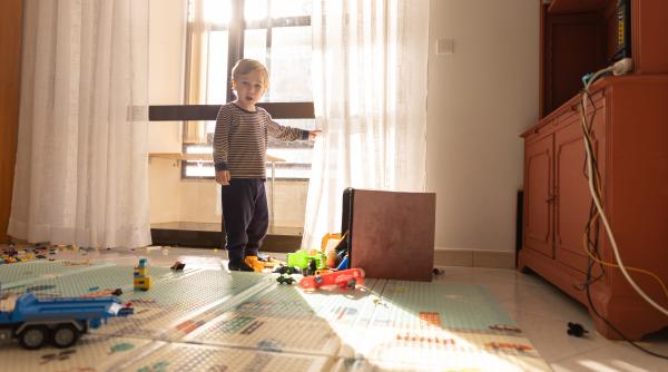 Tehnica „sacului”: Un terapeut arată cum să-ți determini copilul să-și facă (în sfârșit!) ordine în cameră / VIDEO