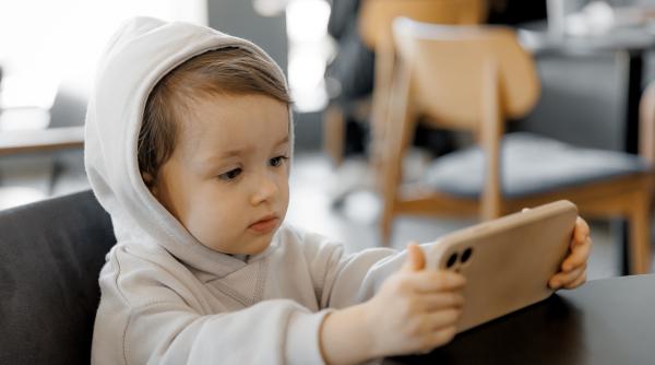 Autismul virtual poate să ducă în forma clinică a autismului clasic? Marius Zamfir: „Creierul are niște ferestre de oportunități care se închid și nu se mai dezvoltă corespunzător” / VIDEO