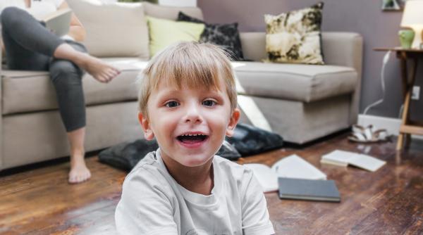 Iată de ce copilul tău râde sau zâmbește când îl cerți. Psiholog: „NU este vorba de insolență!”