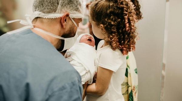 Ministrul Sănătății militează pentru nașterea naturală: ”Sarcina nu este o boală”