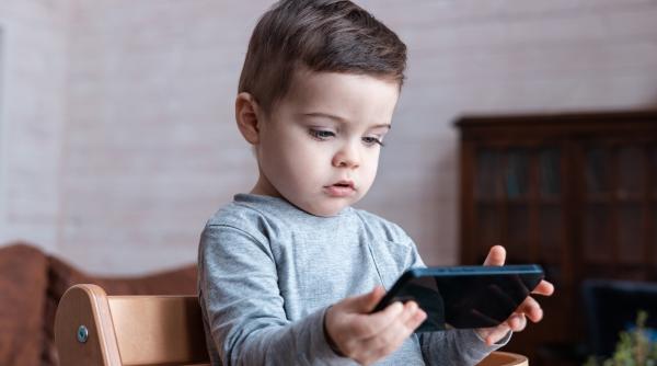 Factorii care contribuie la autismul virtual, în afară de ecrane. Marius Zamfir: „Prin ASTA, îi omor copilului mecanismele genetice și neurologice care știu să producă și cât să producă!” / VIDEO