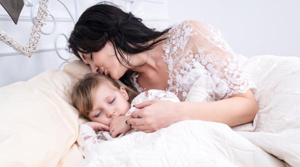 Și-a lăsat copiii la școală și a intrat în comă. O mamă s-a trezit 5 ani mai târziu: „Când a aflat vârsta noastră, i s-a frânt inima. A început să plângă!”