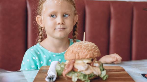 Chipsurile, pizza, sucurile sau hamburgerii, interzise în jurul școlilor (proiect). Val Vâlcu: „Tot mai mulți copii cu probleme de greutate pentru că NU au unde să bată mingea!”