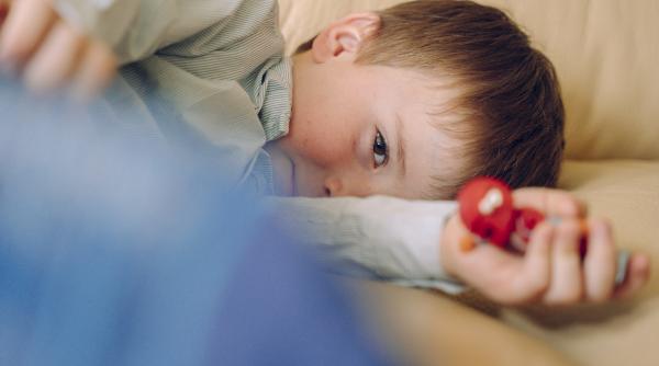 Copil de doar 2 ani, diagnosticat cu tuse convulsivă. Medicii au descoperit cauza și trag un semnal de alarmă pentru părinți
