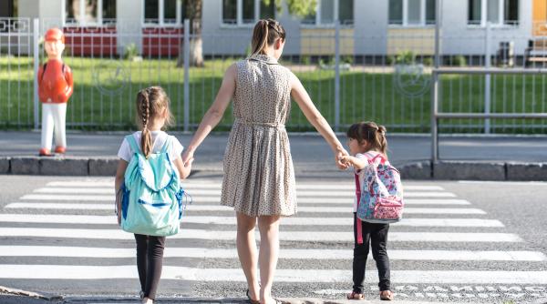 O mamă decide să nu-și mai trimită copiii la școală „pentru că este o închisoare”: „Stau într-o clasă opt ore pe zi și li se spune să nu vorbească cu persoana de lângă ei”