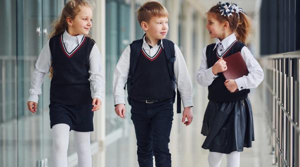 „Uniforma școlară, văzută ca un simbol al comunismului”. Prof. Stavri ne spune cum să o transformăm într-un simbol al excelenței și mândriei! / VIDEO