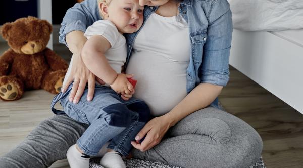 Cum să-i faci față unui copil „super lipicios”. Șase pași recomandați de un terapeut de atașament: „Nu ignora copilul, deoarece acest lucru va agrava comportamentul!”