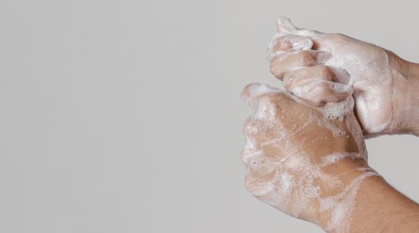 În grupurile sanitare din școli se va folosi doar săpun lichid și vor fi puse afișe cu mesaje “Apa este bună de băut” sau “Apa nu este bună de băut