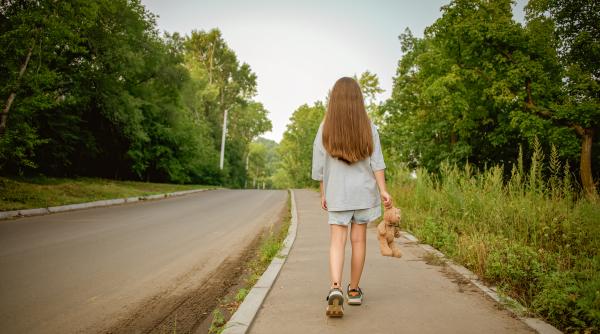 Șapte copii de la centrul DGASPC din Mehedinți, ademeniți cu bani, dulciuri și scoși cu bilet de voie, abuzați de cei care ar fi trebuit să îi protejeze și să îi educe