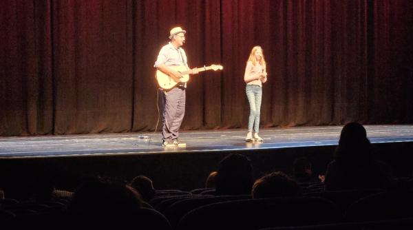 „Caută binele”, un spectacol muzical plin de lecții valoroase pentru copii și părinți! Alec Blenche și Emma transmit virtuțile într-un mod cu totul special / FOTO