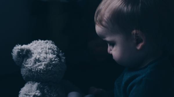 Copiii creează o hartă mentală bazată pe traumele pe care le-au trăit: Patru moduri în care aceste răni ne pot afecta ca adulți