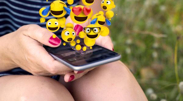 Pe smartphone-uri vor apărea șapte emoji-uri noi, iar unul dintre ele promite să devină foarte popular în rândul părinților