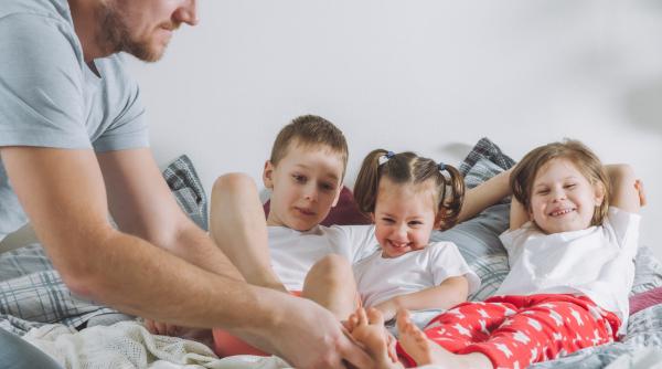 Un comedian compară weekendurile cu și fără copii: „Trebuie să-mi duc cei trei copii în trei locuri diferite înainte de ora 9” vs. „am dormit până la ora 11, a fost minunat!” / VIDEO