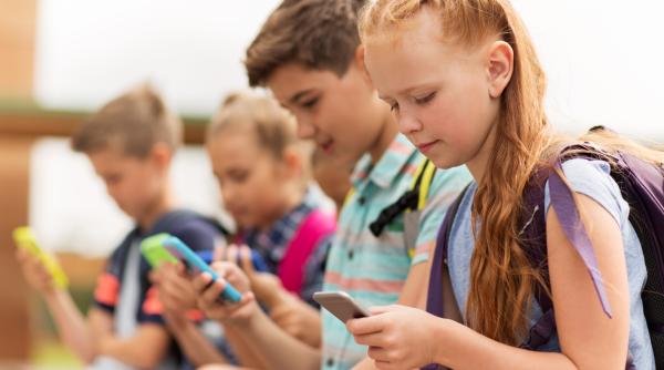 Children and Phones. Chiru: "We have a big problem! People can't even imagine how big it is!" Leca: "Obesity, depression, anxiety!" Șerb: "We're running away from connection"