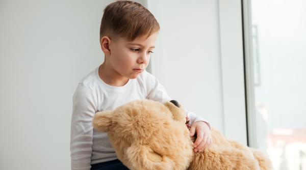 Știți cum se manifestă tulburarea bipolară la copii? Specialiștii sfătuiesc părinții să fie atenți la orice schimbare în comportamentul micuților