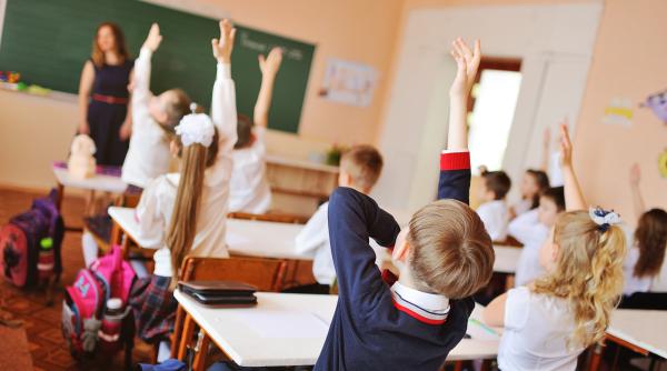 Caracteristicile elevilor foarte buni, potrivit profesorilor: „Nu stau în ultima bancă, caietele lor sunt ordonate și nu se uită în telefoanele mobile!”