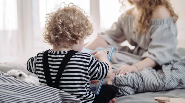 De ce unii copii vorbesc mai târziu decât alții: Ce pot face părinții? 