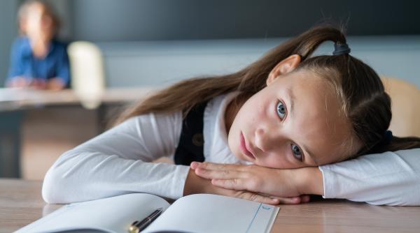 La ce oră ar trebui să se înceapă școala dimineața? Un medic pediatru arată care este momentul ideal în care elevii ar trebui să înceapă cursurile