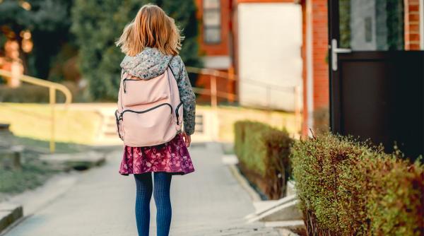 O mamă și-a abandonat fiica pe marginea șoselei pentru că a luat o notă proastă la latină 