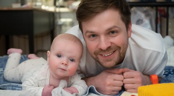 Concediul paternal, extins în România. Legea așteaptă promulgarea pentru a intra în vigoare