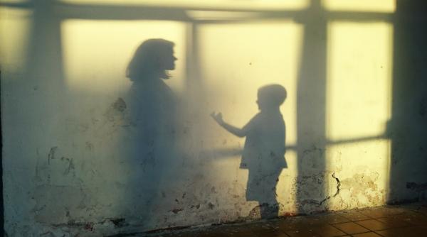 Mitul mamei perfecte și protectoare maschează uneori realități dureroase: Poate provoca daune psihologice profunde copiilor