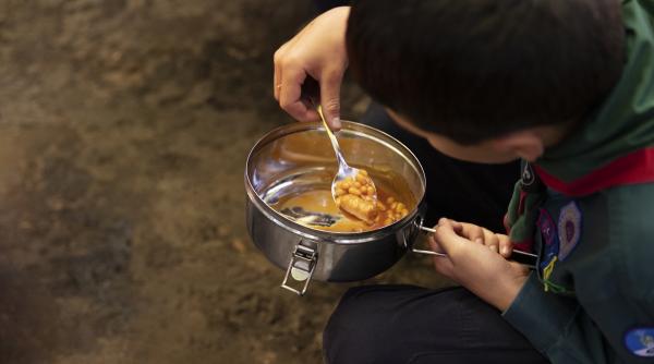 Statistică îngrijorătoare: 22% dintre copiii din medii defavorizate merg seara la culcare fără să ia cina 