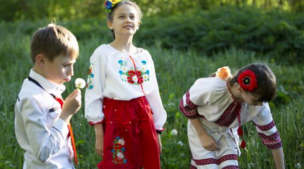 Tot mai puțini copii au domiciliul în România