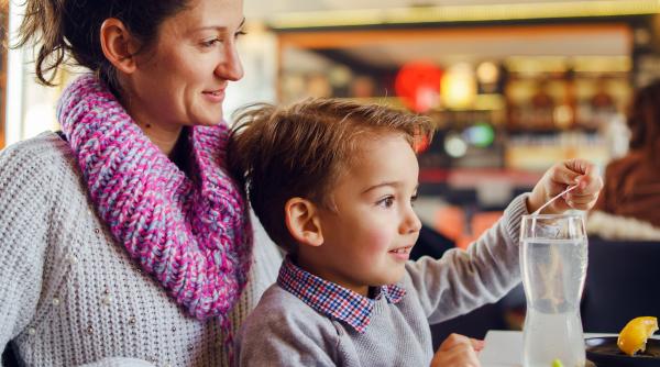 O mama cere la un restaurant o farfurie goală pentru copilul ei de 2 ani și este taxată în plus: „Am vrut să împart mâncarea cu micuțul și mi-au luat bani”