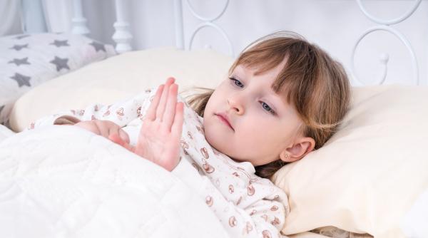 „Oboseală și respirație urât mirositoare”. După luni de zile, medicii descoperă cauza simptomelor ciudate ale unei fetițe de 3 ani