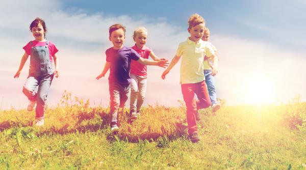 „Acest lucru le îmbunătățește motivația și dezvoltarea”: 4 moduri de a ne educa copiii într-un model incluziv