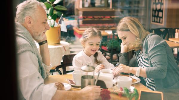 „Bunicul” și „bunica” NU mai sunt la modă. Acestea sunt cele mai populare apelative pe care copiii le dau bunicilor (sondaj)