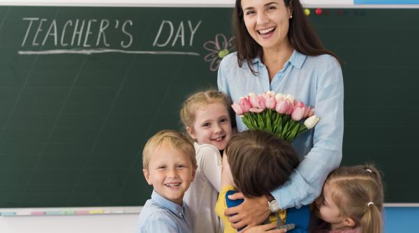 Cele mai frumoase mesaje de Ziua Învățătorului: „Sunteți adevărați eroi ai educației!”
