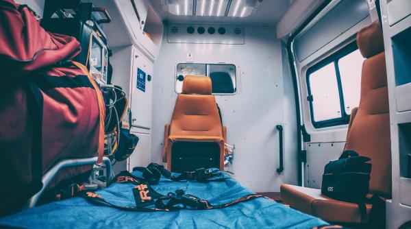 „Masa sănătoasă” din programul național s-a transformat în masa toxică: 16 elevi dintr-o comună din Iași au ajuns la spital. Părinții sunt revoltați