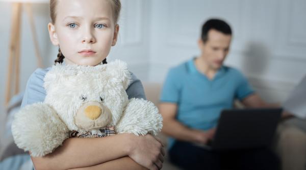 Studiu: Părinții abia petrec 3,5 ore pe zi cu copiii lor