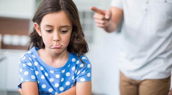 Lucrul pe care NU ar trebui să-l forțezi pe copilul tău niciodată să-l facă! Specialiști: „Părinții le spun asta micuților tot timpul”