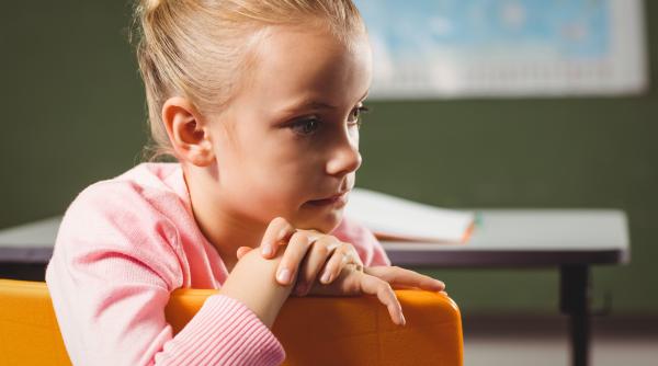 Mii de copii stau fără părinți. Sunt nevoiți să plece în străinătate