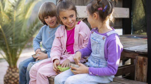 Ce îi încurajează pe copii să fie altruiști? Cel mai recent studiu a identificat un sentiment care îi poate determina să se concentreze mai mult asupra celorlalți