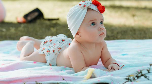 Bebeluș la 7 luni: Descoperă-i etapele de dezvoltare 