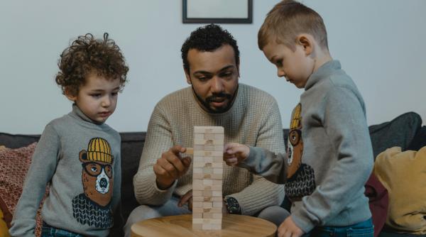 Jocul cu copiii: „Ar trebui să-mi las copilul să câștige când mă joc cu el?”