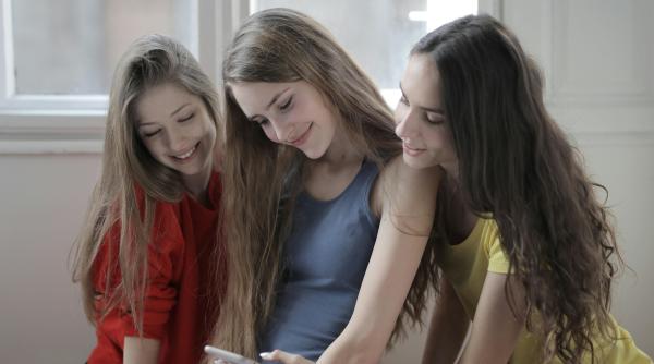 Adolescența: Prea mult internet ”oprește” creierul. Iată ce capacități se pierd